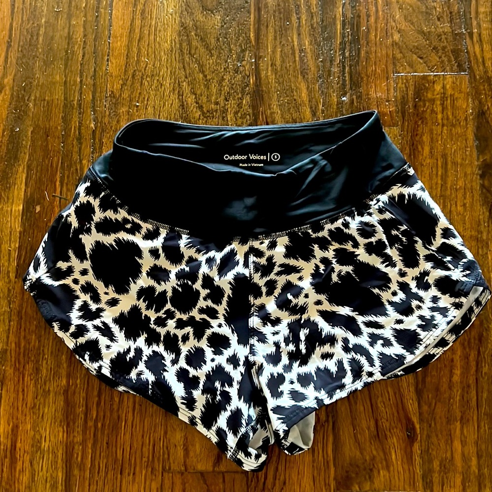 Outdoor Voices 2.5” Hudson Shorts | Size S